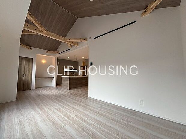 2階リビングならではの陽当たりと眺望が魅力の18.5帖LDK♪勾配天井が生み出す伸びやかな空間が、ゆったりとくつろげる上質なリビングを演出します！