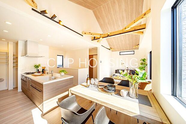 勾配天井の広々としたLDKです!