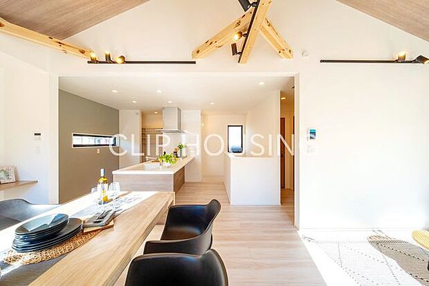 リビングで過ごす家族を眺めながらのお料理も可能です！