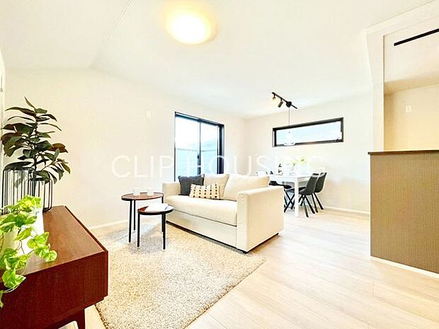 日当たり良好な南西角地×2階リビング設計は周囲からの視線が気にならず、明るく開放的な空間でリラックスできます♪