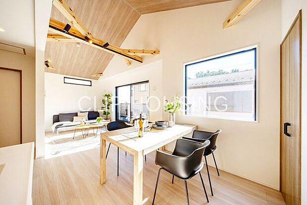 家族みんなが爽やかに健やかに過ごせるように、溢れる光をたっぷり取り込んだリビングダイニング。