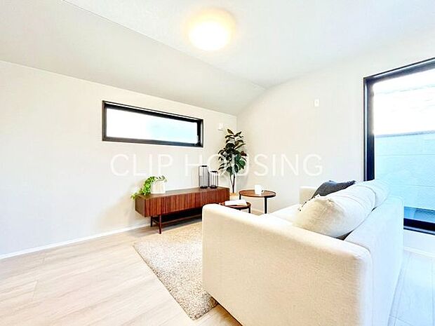 天井が斜めに高くなっており、開放感とデザイン性を両立。部屋に入った瞬間、「広い！」「気持ちいい！」と感じる特別な空間に♪