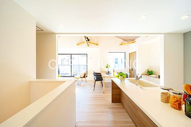 デザイン性と使いやすさを兼ね備えたキッチンは、毎日の料理が楽しくなるおしゃれ空間。食洗機付きで後片付けもラクラクです！