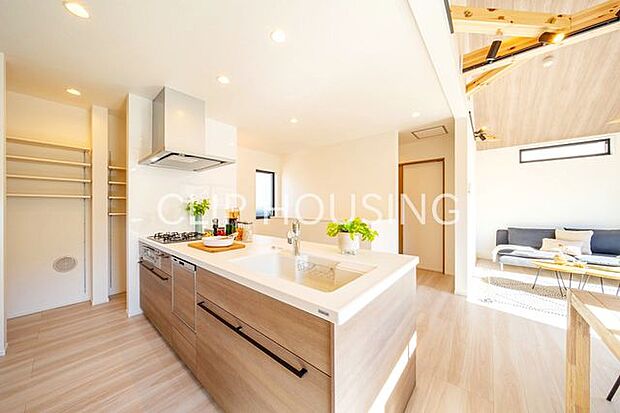 キッチンに立つのが楽しみになる、美しく整った空間。ビルトイン食洗機や収納豊富な設計で、使い勝手も◎。家族の「美味しい!」を支えます!