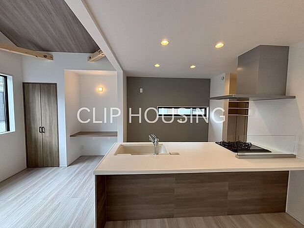 料理をしながら家族の様子が見えるオープンキッチン！パントリーを備え、調理道具や食品をすっきり収納できる使い勝手の良い空間です♪