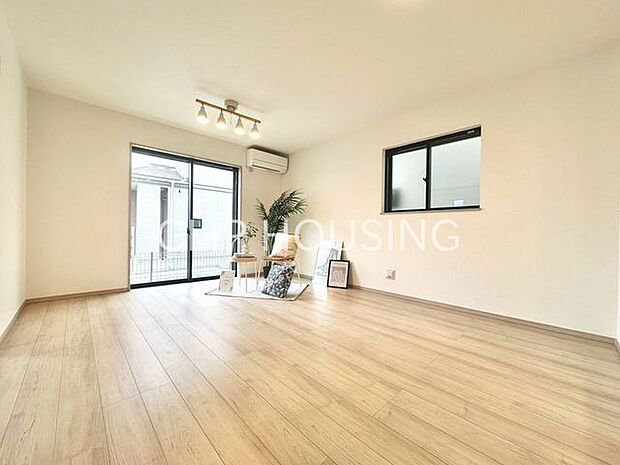 家族みんなが爽やかに健やかに過ごせるように、溢れる光をたっぷり取り込んだリビングダイニング。