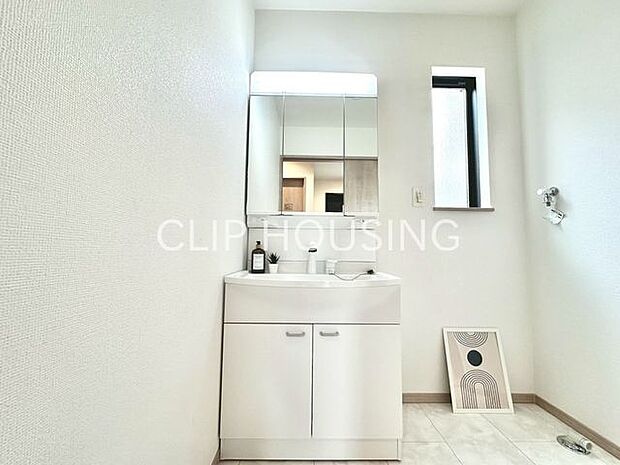 鏡裏側も収納スペースになっておりますので、普段使いのこまごました物もすっきり収納できます!