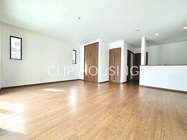 家族みんなが爽やかに健やかに過ごせるように、溢れる光をたっぷり取り込んだリビングダイニング。