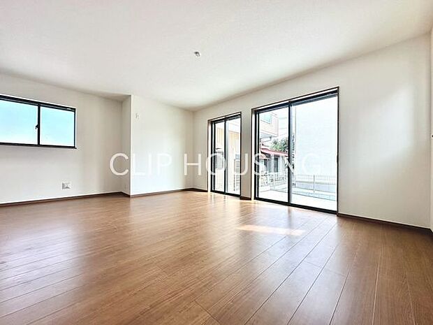 家族みんなが爽やかに健やかに過ごせるように、溢れる光をたっぷり取り込んだリビングダイニング。