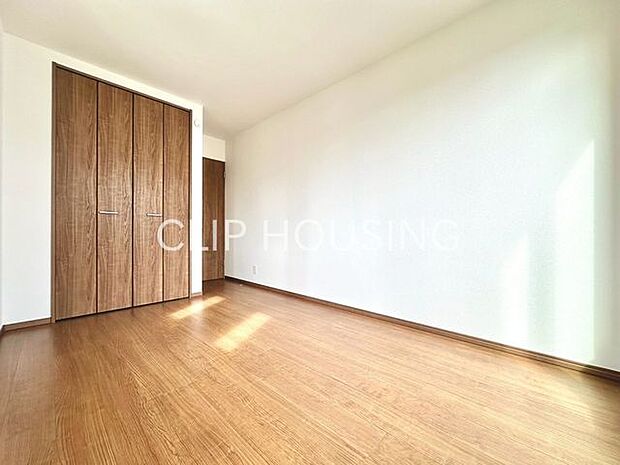 ウォークインクローゼット付きの寝室はお部屋に物を置かない生活をお手伝いいたします！