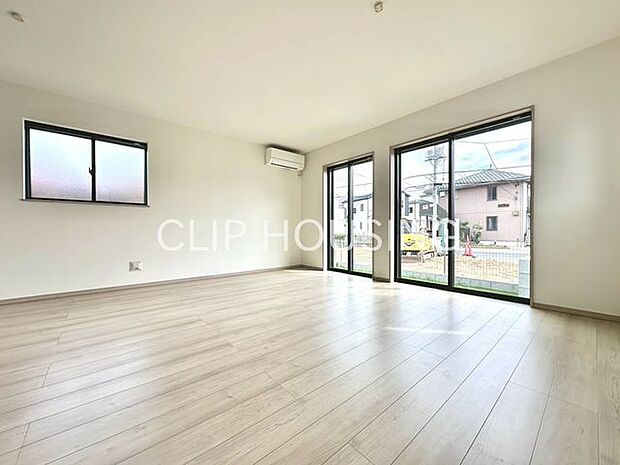 家族みんなが爽やかに健やかに過ごせるように、溢れる光をたっぷり取り込んだリビングダイニング。