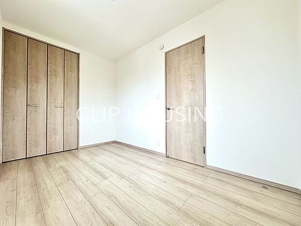 クローゼット付きの寝室はお部屋に物を置かない生活をお手伝いいたします!