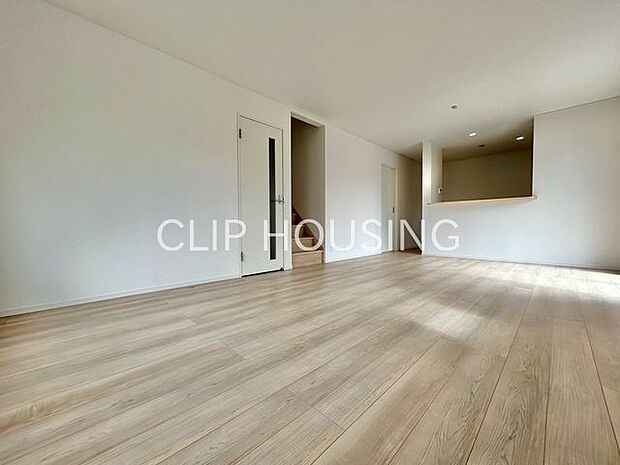 リビングは広々19帖で、自然と家族が集まるあたたかな空間に。子育て世帯にぴったりの一軒家です。