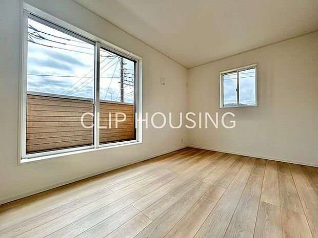 クローゼットとバルコニーのある洋室ですので、布団等が干しやすいです。