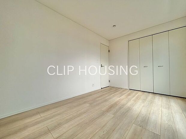 クローゼットとバルコニーのある洋室ですので、布団等が干しやすいです。