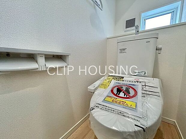 トイレットペーパーや掃除用品がストックできるスペースを確保。すぐに取り出せるため便利です。