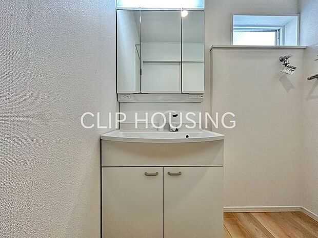 鏡裏側も収納スペースになっておりますので、普段使いのこまごました物もすっきり収納できます！