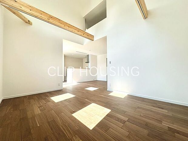 勾配天井で19.5帖の広々としたLDKです！