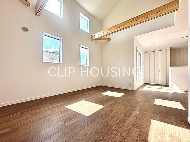 勾配天井で19.5帖の広々としたLDKです！