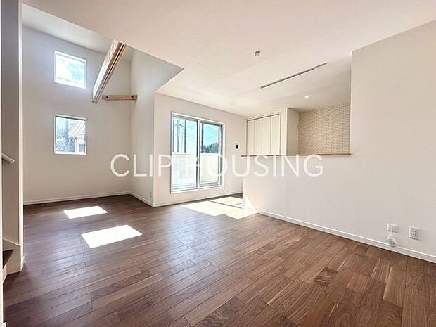 勾配天井で19.5帖の広々としたLDKです！