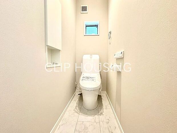 トイレットペーパーや掃除用品がストックできるスペースを確保。すぐに取り出せるため便利です。