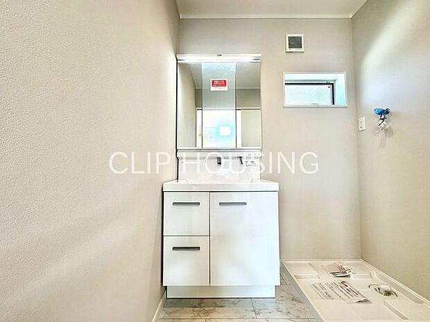 鏡裏側も収納スペースになっておりますので、普段使いのこまごました物もすっきり収納できます！