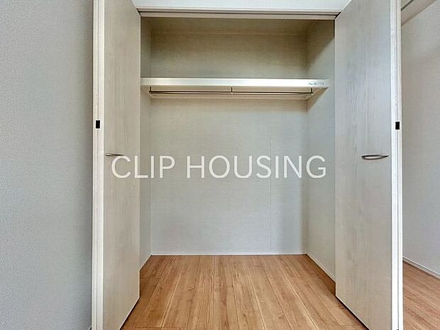 ウォークインクローゼット付きの寝室はお部屋に物を置かない生活をお手伝いいたします