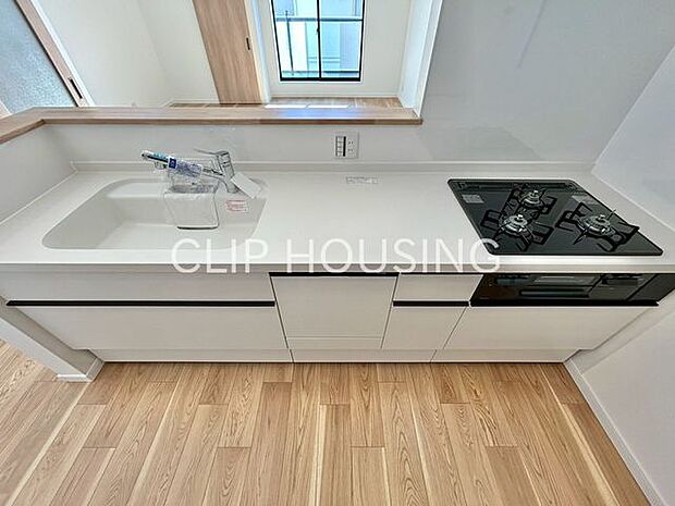 セミオープンのシックなキッチンは、使い勝手良く、見た目も気にならない、「ちょ良い」作りです。