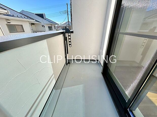 大きなバルコニーは、洋服だけでなく布団も楽々干せちゃいます！