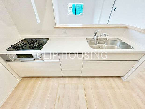 セミオープンのシックなキッチンは、使い勝手良く、見た目も気にならない、「ちょ良い」作りです。