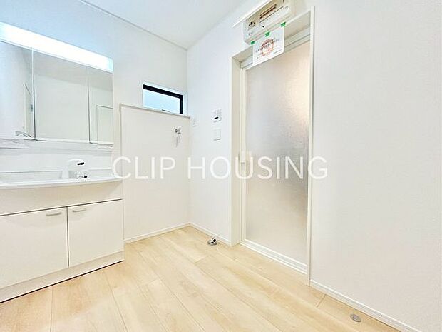 鏡裏側も収納スペースになっておりますので、普段使いのこまごました物もすっきり収納できます！