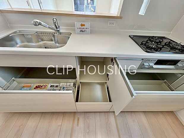 セミオープンのシックなキッチンは、使い勝手良く、見た目も気にならない、「ちょ良い」作りです。