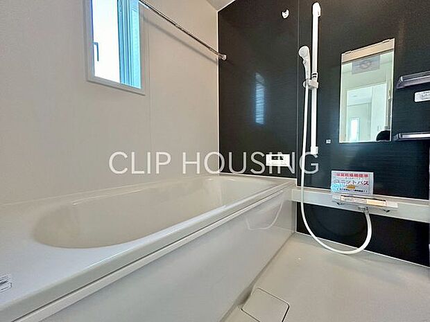 浴室は1坪タイプになっています。足を伸ばして、一日の疲れをとれます。