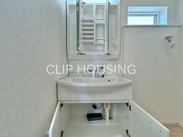 鏡裏側も収納スペースになっておりますので、普段使いのこまごました物もすっきり収納できます！