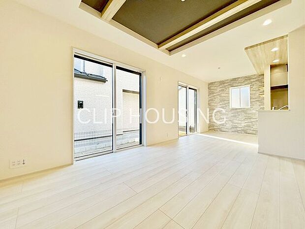 家族みんなが爽やかに健やかに過ごせるように、溢れる光をたっぷり取り込んだリビングダイニング。