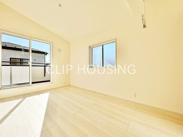 木目調のフローリングが、温もりと落ち着きを演出する洋室です。どんな家具やインテリアにも合わせやすい、飽きのこないシンプルなデザインが魅力。