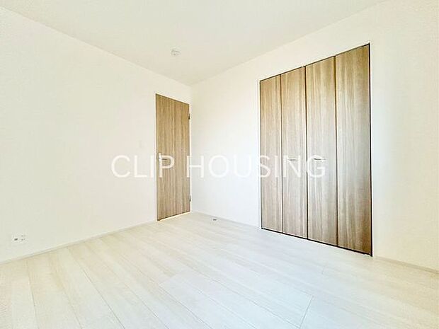 家具の配置に困らないゆとりのある広々とした居室です。ベッドやソファなど置いても十分なスペースを確保できます。趣味のアイテムを飾ったり、くつろぎの空間を広げたり、あなたらしい理想の暮らしを叶えられます！