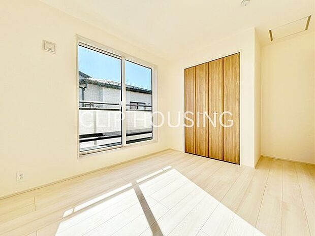 出窓からたっぷりと光が差し込む、明るく開放的な居室です。窓辺に小物を飾ったり、観葉植物を並べたり、あなただけの特別な空間を演出できます。