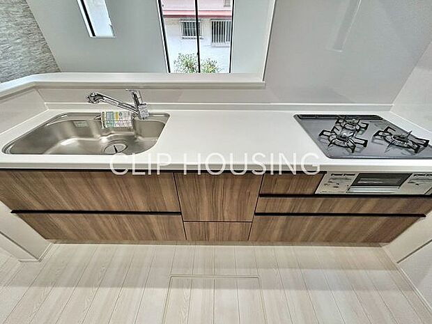 コンロ三口あり。調理の時間短縮ができて大変便利です。