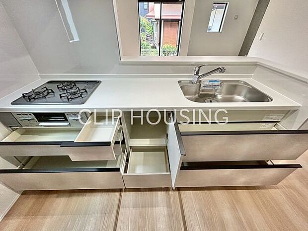 キッチンに立つのが楽しみになる、美しく整った空間。収納豊富な設計で、使い勝手も◎。家族の「美味しい！」を支えます！