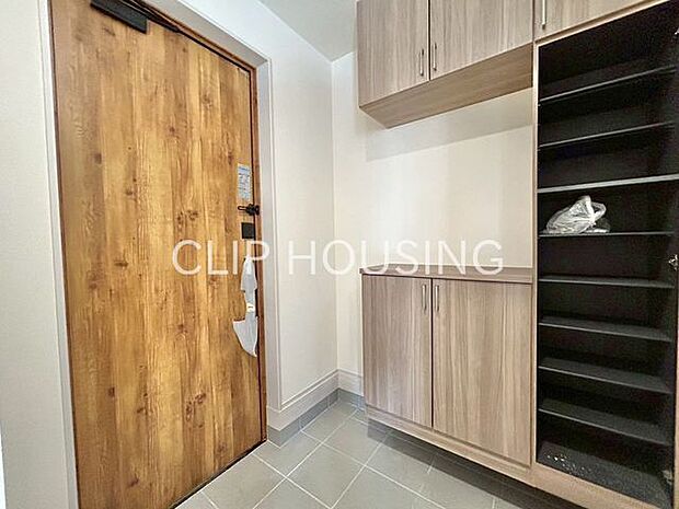 玄関収納も充実しています。鏡もあり、身だしなみもチェックできます。