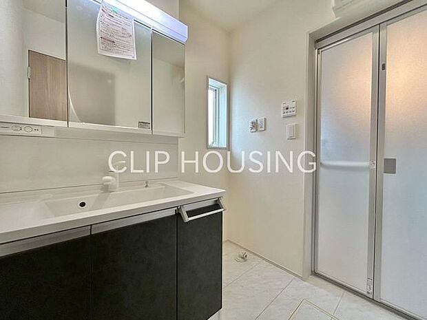 鏡裏側も収納スペースになっておりますので、普段使いのこまごました物もすっきり収納できます！