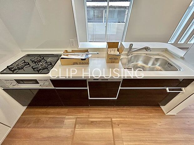 収納力があり、ビルトイン食洗器付きのシステムキッチン。