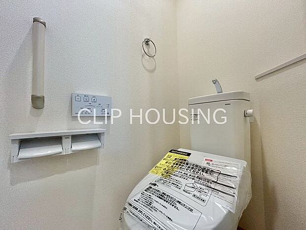 トイレットペーパーや掃除用品がストックできるスペースを確保。すぐに取り出せるため便利です。