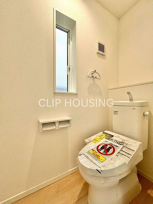 トイレットペーパーや掃除用品がストックできるスペースを確保。すぐに取り出せるため便利です。