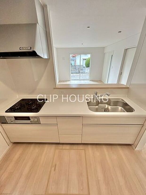 コンロ三口あり。調理の時間短縮ができて大変便利です。