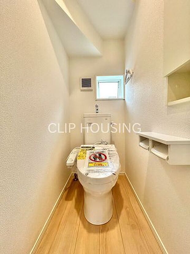 トイレットペーパーや掃除用品がストックできるスペースを確保。すぐに取り出せるため便利です。