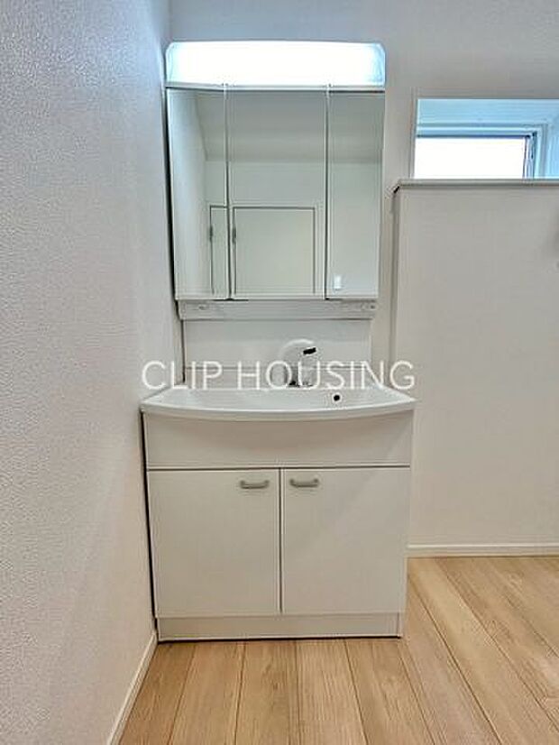 鏡裏側も収納スペースになっておりますので、普段使いのこまごました物もすっきり収納できます！