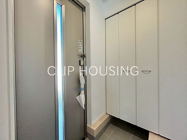 お客様をお迎えする玄関は落ち着いた雰囲気。帰り着くたびに洗練されたテイストです。