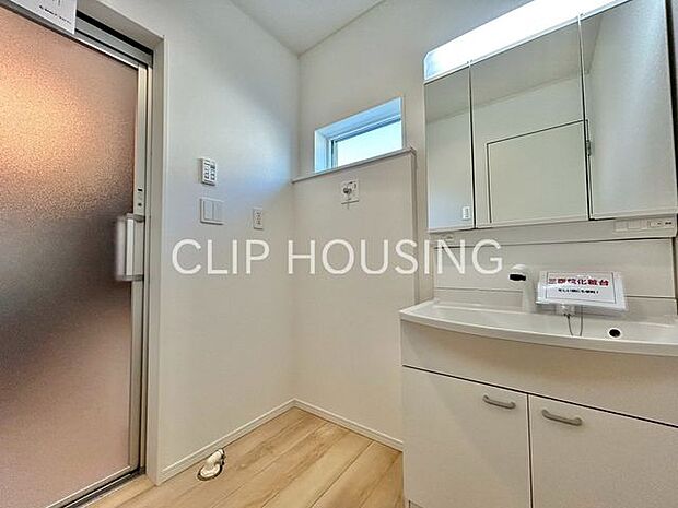 鏡裏側も収納スペースになっておりますので、普段使いのこまごました物もすっきり収納できます!